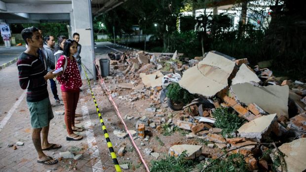 VIDEO/Frikë dhe tmerr në Indonezi, tërmeti 7.1 ballë u merr jetën 91 njerëzve