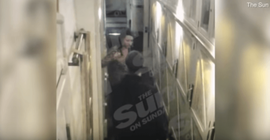 VIDEO/ Publikohen pamjet, këngëtari i njohur dhunon dhe kap për fyti të dashurën e tij