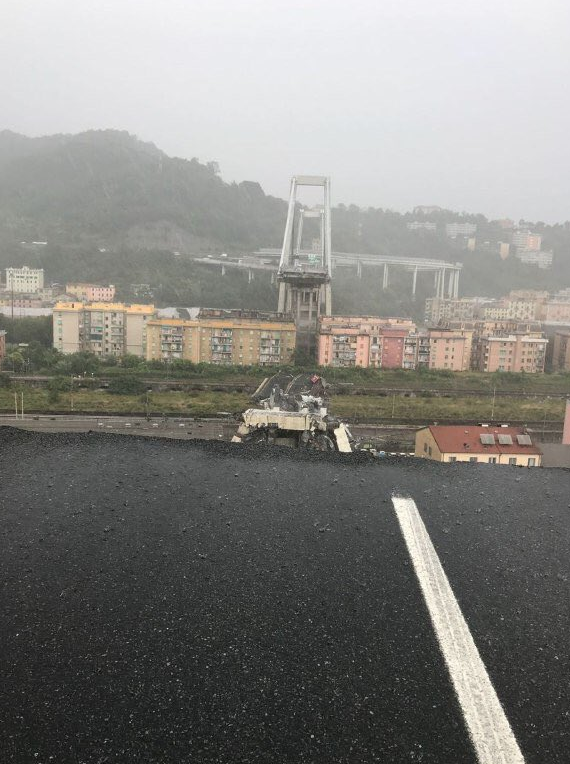 FOTO/Si u shemb ura në Genova, konfirmohen 11 të vdekur nën rrënoja