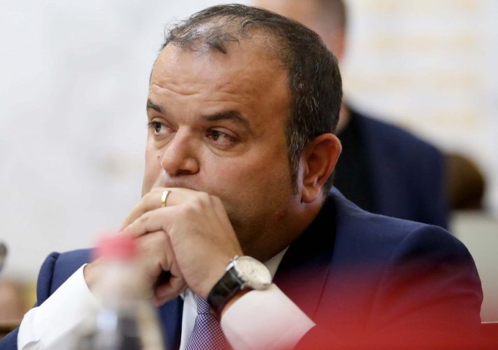 EMRI & FOTO/ Kalon Vetting-un konfirmohet në detyrë prokurori që kërkoi arrestimin e Saimir Tahirit