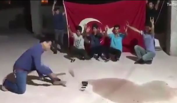 VIDEO/Erdogan vazhdon ‘hakmarrjen’ ndaj SHBA-së,  turqit shkatërrojnë iphone-et e tyre me çekiç