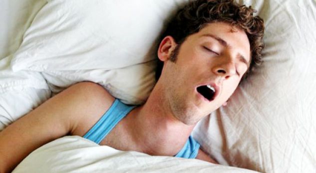 Flini me gojë hapur? Mund të jetë e rrezikshme