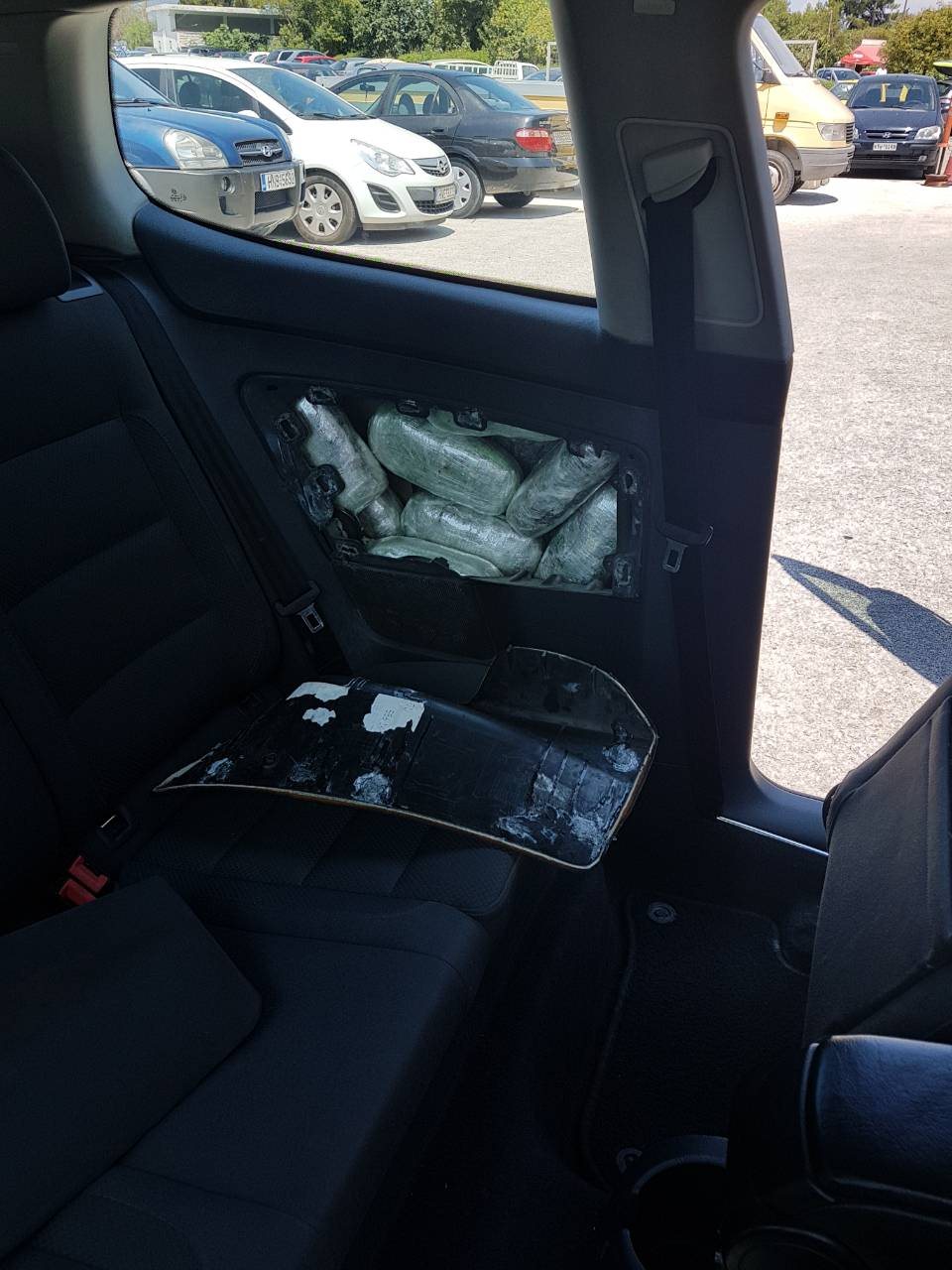 FOTO GALERI/ Greqi, arrestohet i riu shqiptar me 17 kg kanabis në makinë