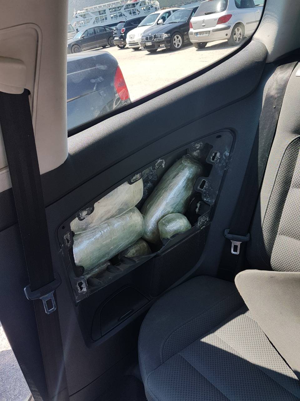 FOTO GALERI/ Greqi, arrestohet i riu shqiptar me 17 kg kanabis në makinë