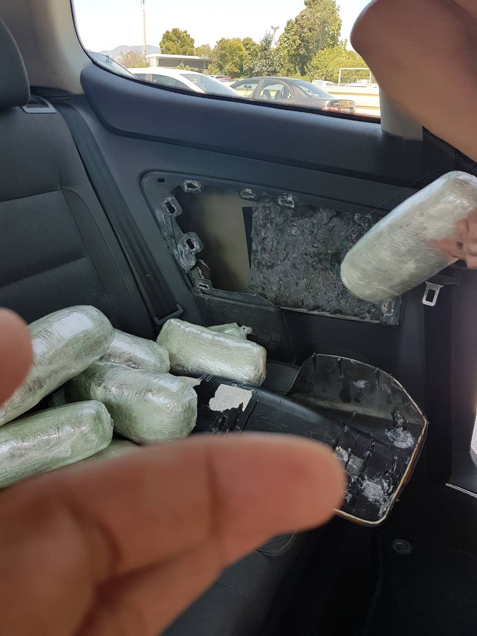 FOTO GALERI/ Greqi, arrestohet i riu shqiptar me 17 kg kanabis në makinë