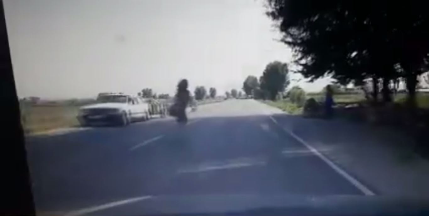 VIDEO/ Gruaja në Shkodër shpëton mrekullisht, Policia nxjerr pamjet: Lutem bëni kujdes!