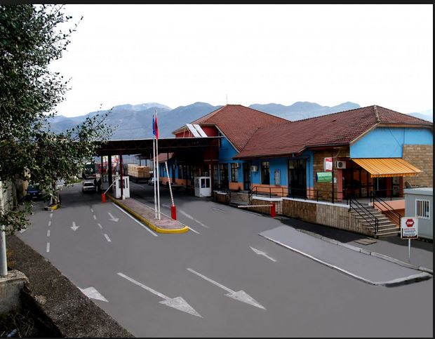 433 paketa cigaresh dhe verë e kuqe kontrabandë drejt Shqipërisë, arrestohet shoferi në Han të Hotit