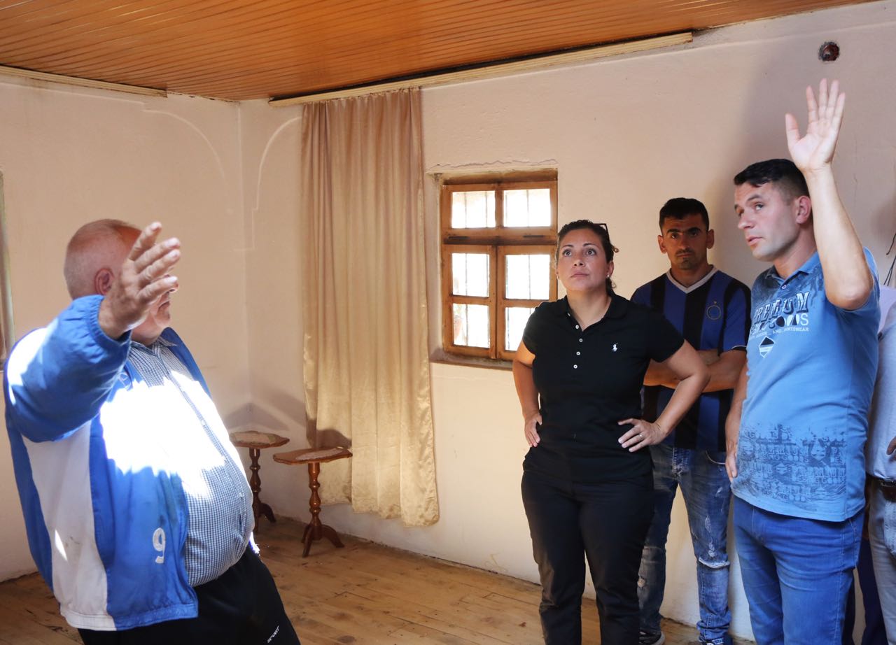 Ministrja në familjet e prekura nga tërmeti, akuzon pushtetin vendor