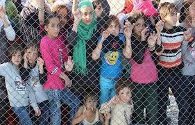 Ndalohen 32 refugjatë në Kapshticë, nisen me autobus për në Tiranë