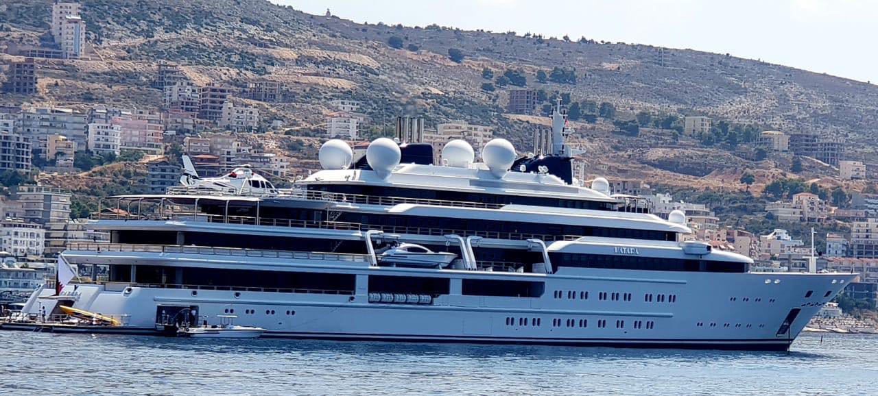 FOTO+VIDEO/’Shfaqja’ e jahteve të shtrenjta vazhdon, babai i sheikut zbarkon në Sarandë…