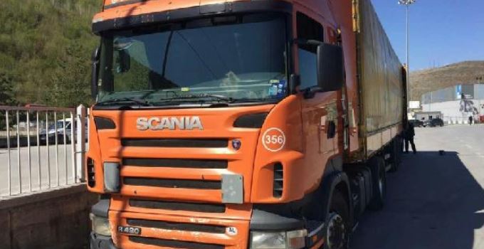Probleme me qarkullimin e kamionëve gjatë sezonit turistik, policia rrugore paralajmëron për gjoba ndaj shoferëve