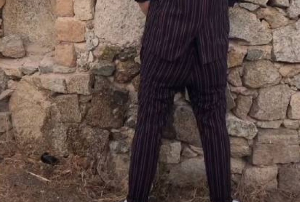 ‘Kur të kap, të kap’, moderatori i njohur kapet duke urinuar tek një mur