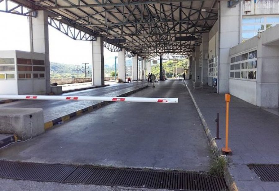 Me 22 mijë euro të padeklaruara në xhep, shqiptarit i bllokohen nga doganierët grekë