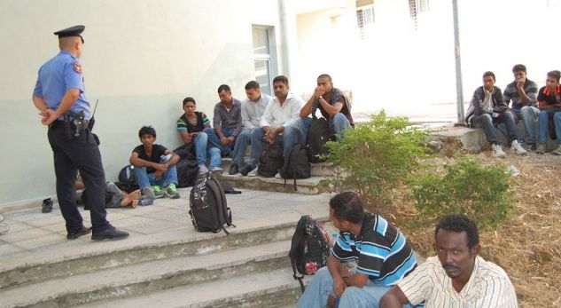 Bilishti “pushtohet” nga klandestinët, policia kap të tjerë persona të paligjshëm