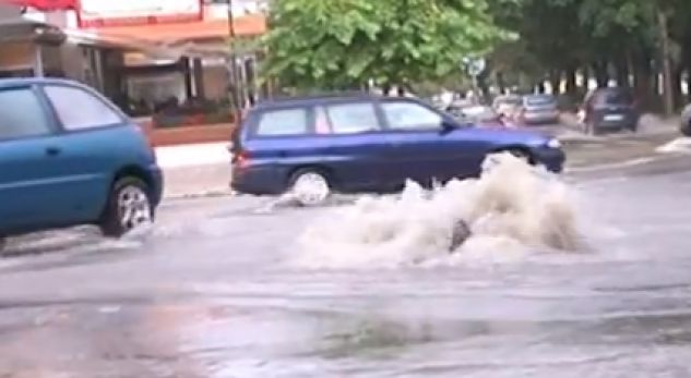 VIDEO/Shirat e rrëmbyer përmbysin Pazarin e Vjetër të Korçës