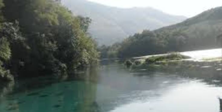 Po peshkonte në lumin ku nëna po mbyste vajzat e saj, i riu që shpëtoi binjaket tregon si ndodhi ngjarja