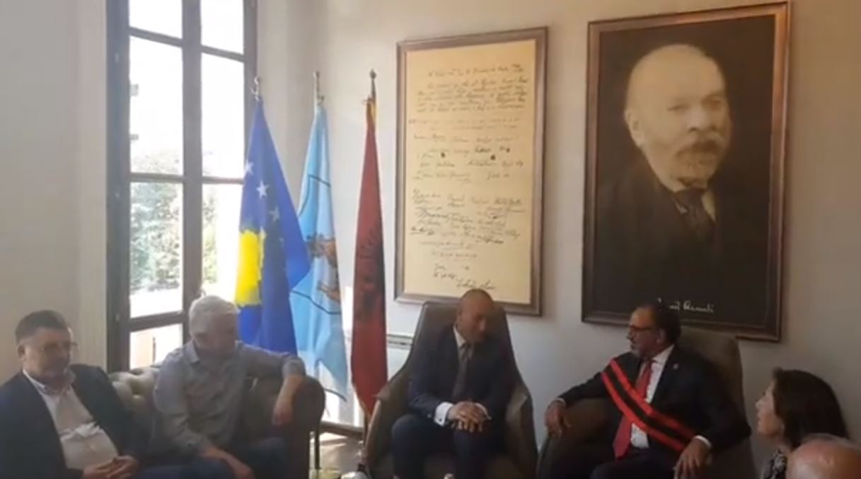 ‘Kufijtë nuk duhet të preken’, Haradinaj nga Vlora shmang Ramën, e pret ministri Majko