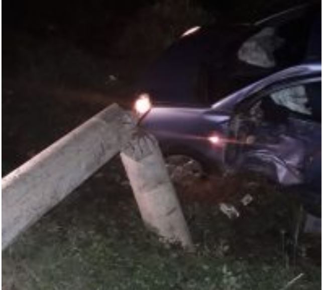 FOTO/Makina përplaset me shtyllën e tensionit, i gjithë Orikumi pa drita