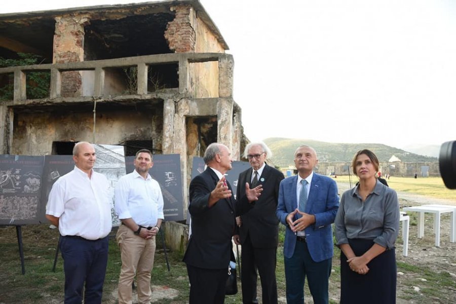 FOTO/Meta vizitë në kampin e Tepelenës, dekorim për të mbijetuarit