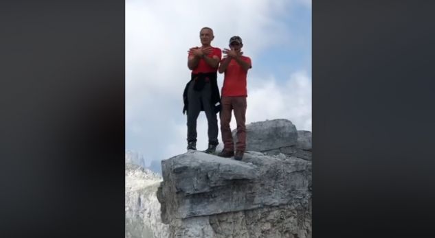 VIDEO/Presidenti Meta bën simbolin e shqiponjës dhe përshëndet nga 2500 metra lartësi