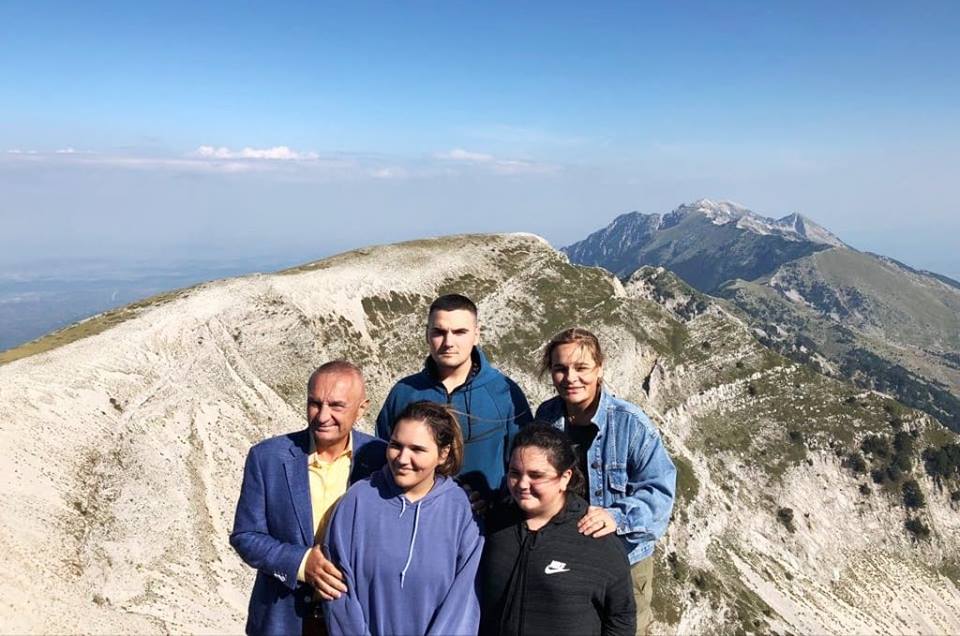 FOTO/Familja presidenciale uron bektashinjtë nga mali i shenjtë i Tomorrit
