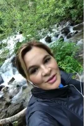 VIDEO/As Kryemadhi nuk i ndahet maleve, flet e mahnitur për bukuritë e Kosovës