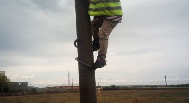 Moti i keq dëmton linjat e energjisë elektrike në Vlorë