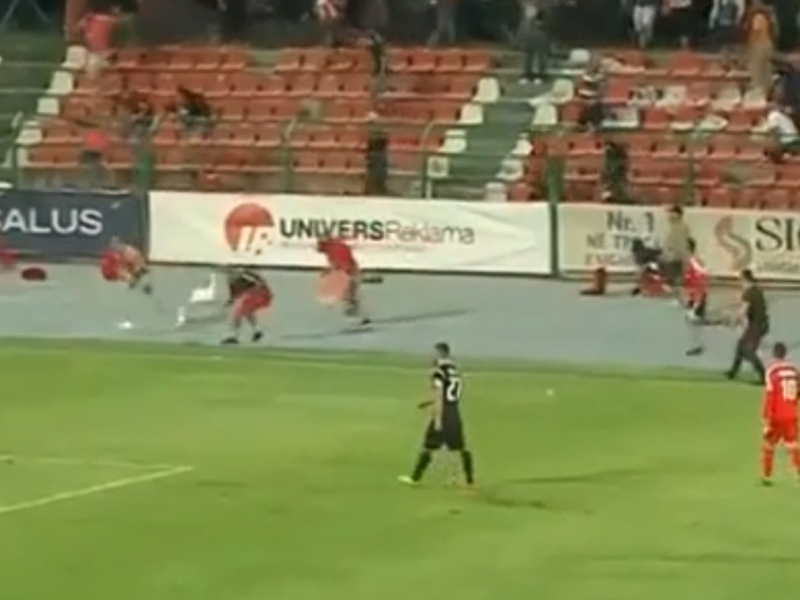 VIDEO/ Policia private dështon në Korcë, dhunë në stadium mes tifozëve