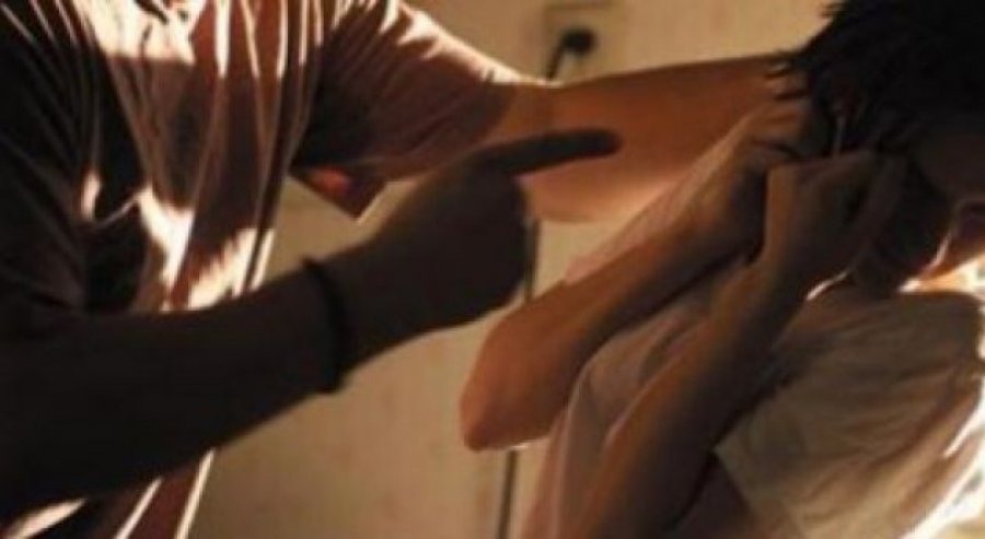 DURRES/Adoleshentja 17-vjecare dhunohet nga i dashuri i mamasë