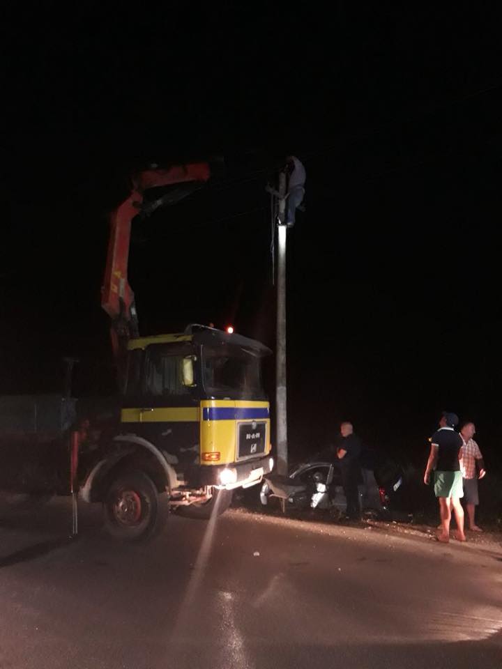 FOTO/ Makina godet shtyllën, pa drita Orikumi