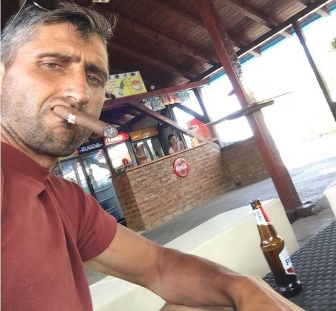 FOTO/Me puro dhe armë nëpër duar, zbulohet identiteti i burrit që qëlloi mbi gruan dhe vajzën