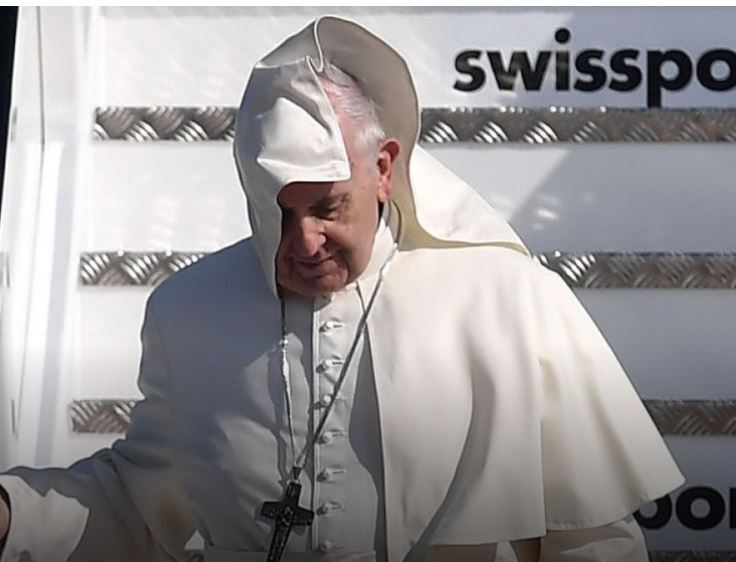 VIDEO/Vizita historike e Papa Françeskut në Irlandë, Papa duhet të ‘ulet’ në gjunjë për të kërkuar falje