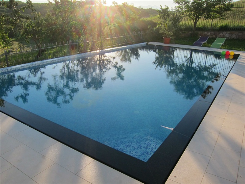 Më hoqi reçipetat në pishinë dhe…’ Turistja angleze akuzon shqiptarin për ngacmim seksual