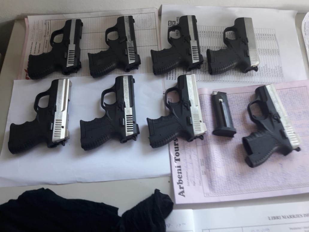 FOTO/Me 19 pistoleta në çantë dhe drejt Gjermanisë, arrestohet i riu në Muriqan