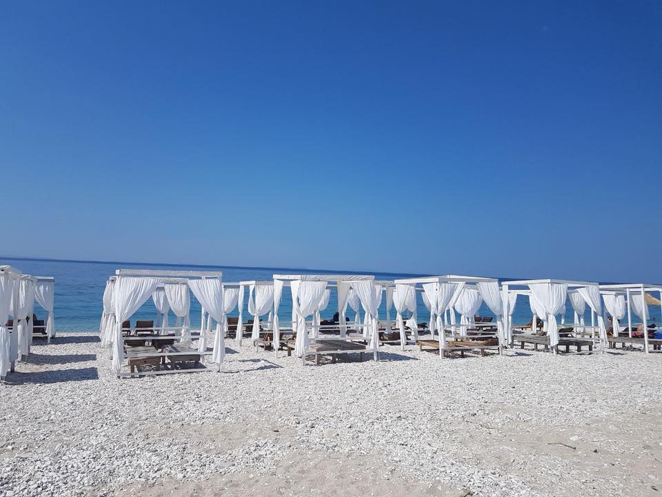 ‘Po na shkelin turistët me këmbë’, deputetët e opozitës nxjerrin foto të plazheve bosh