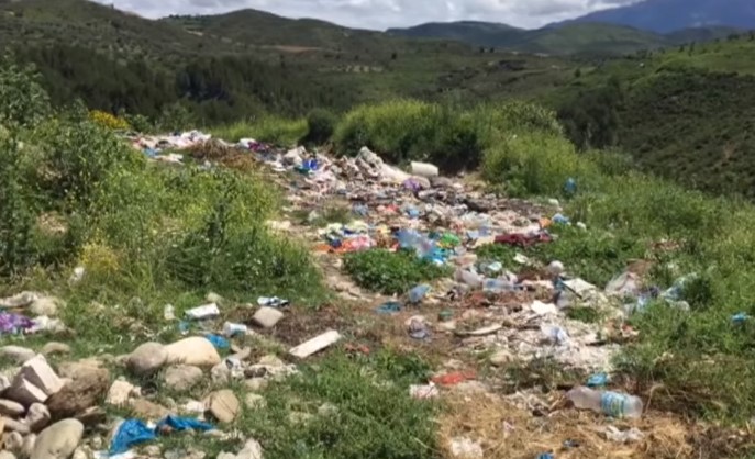 Lagjen në Berat e kanë pushtuar plehrat