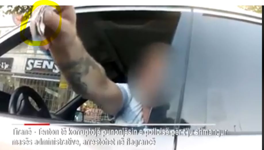 VIDEO/Tenton të ‘fusë’ në xhepin e policit 2000 lekë, kapet pa lejë drejtimi i riu në Tiranë