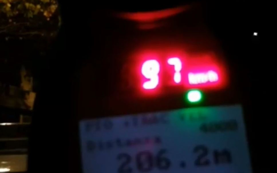 VIDEO/Policia kap babain e dehur dhe me shpejtësi jashtë normales, brenda në makinë dhe dy fëmijët e mitur