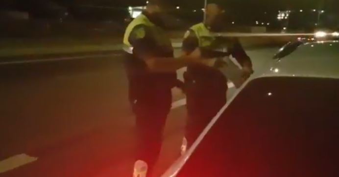 VIDEO/24 vjeçari e tepron me shpejtësinë, policia rrugore heq 9 patenta në autostradën Tiranë-Durrës