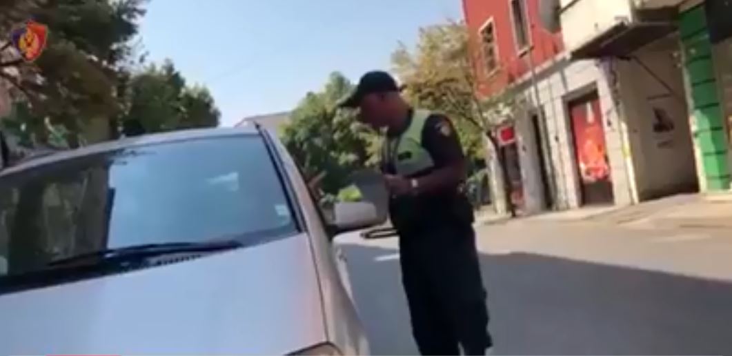 VIDEO/Përdorimi i telefonit, alkol dhe shpejtësi e ‘çmendur’ në kryeqytet, policia rrugore ndëshkon shoferët