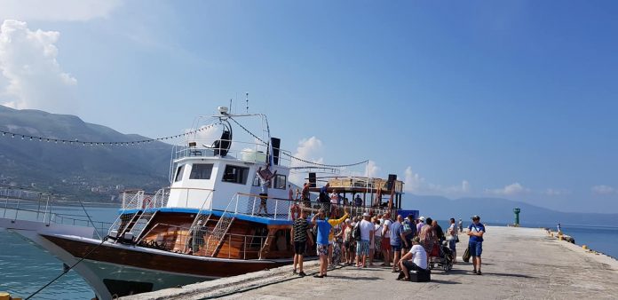 Gjobitet anija me 702 turistë italianë në Sarandë