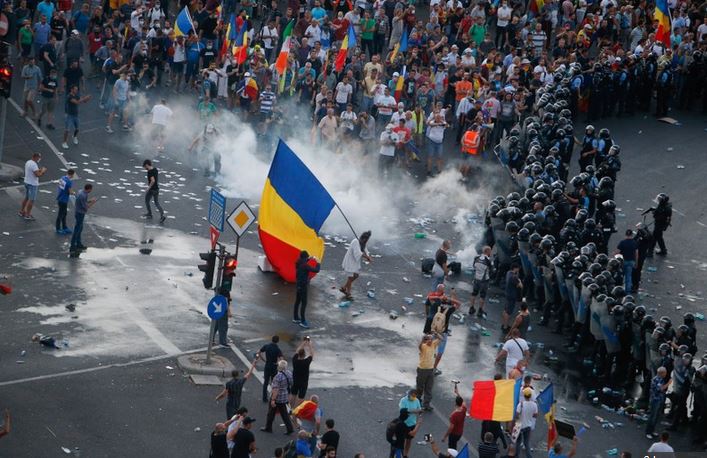 VIDEO/E gjithë Rumania në këmbë kundër korrupsionit, qytetarët e dhunuar kërkojnë rrëzimin e qeverisë