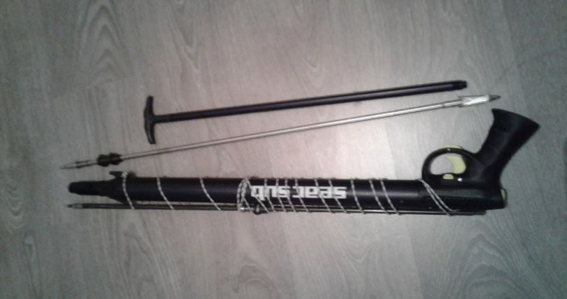 Gjuante peshk me pushkë uji, peshkatari amator “gjuan” gabimisht veten