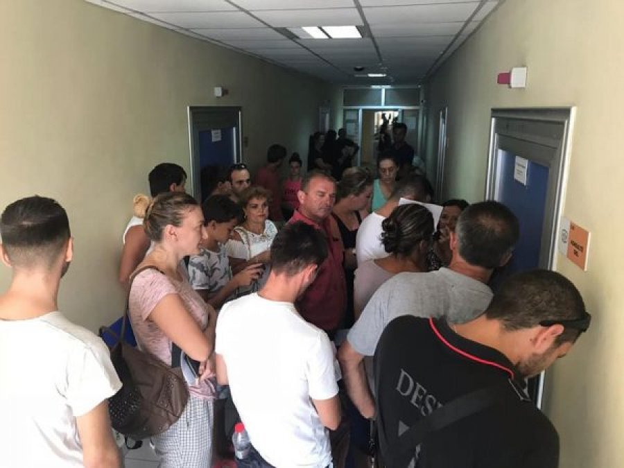 Denoncimi në spitalin e Shkodrës, radhë të gjata pritjeje në të nxehtë për një vizitë…