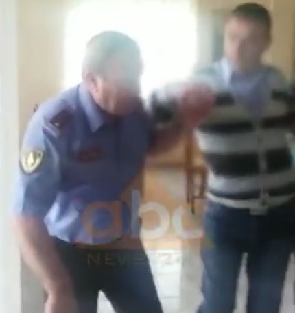 VIDEO/I dehur dhe me shkop në dorë drejton vallen, shefi i rendit nuk tregon respekt…