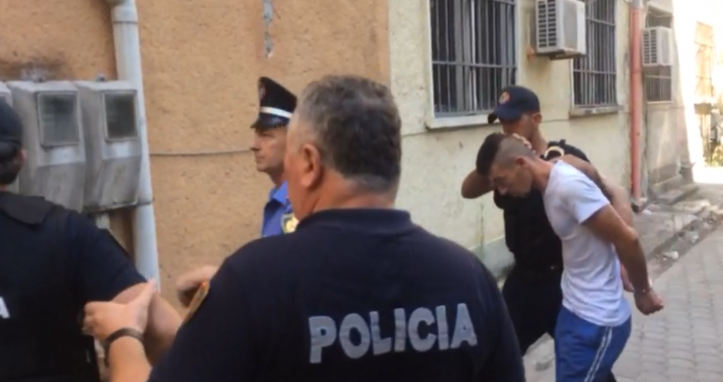 Ridvan Zykaj dërgohet në gjykatë, ironi me policët