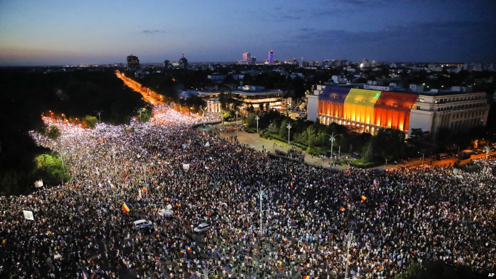 Rumania e përfshirë nga tensioni, emigrantët tronditin qeverinë e majtë