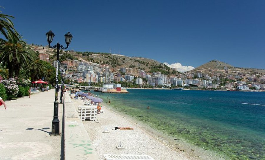 Fëmija 5 vjeçe rrezikon të mbytet në det, dërgohet me helikopter në Tiranë