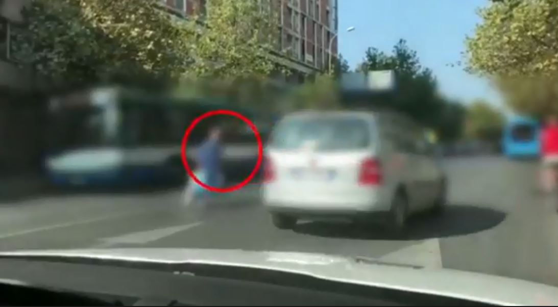 Këmbësorët në Tiranë në rrezik, policia publikon pamjet kur ata rrezikohen nga aksidentet
