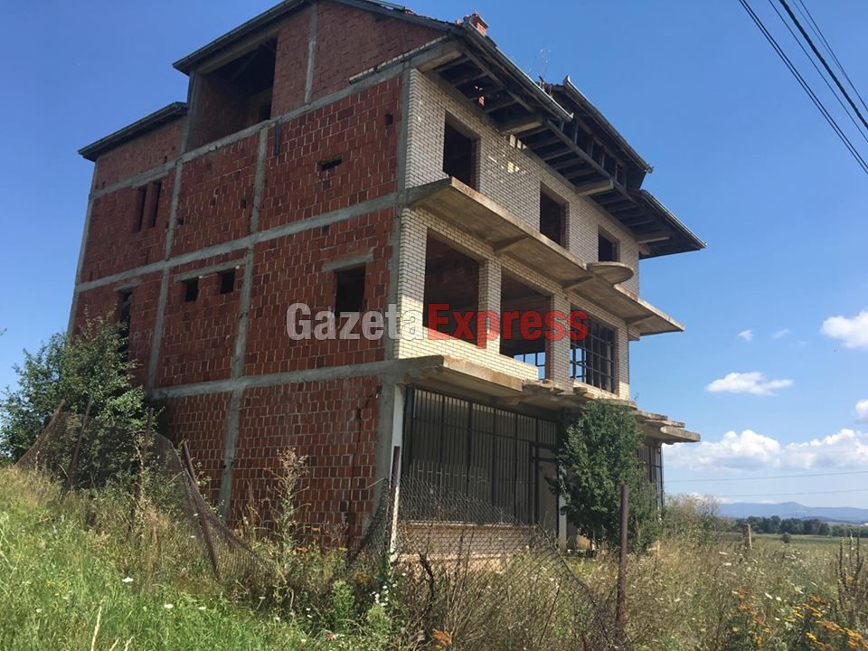 Shtëpia e frikshme që ka tmerruar banorët e këtij fshati: “Dëgjojmë zëra natën” (FOTO)